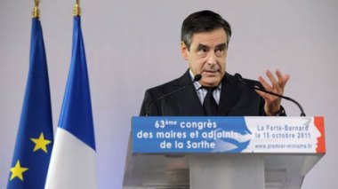 Fillon, en quête de “nouveaux défis”, confirme sa candidature à Paris