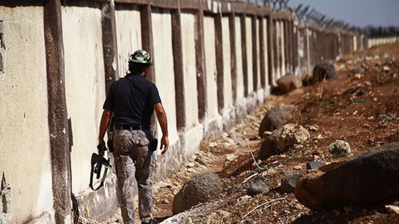 المئات من المعارضة السورية يدخلون البلاد من تركيا