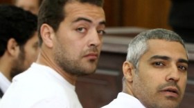 محكمة مصرية تخلي سبيل صحفيي الجزيرة