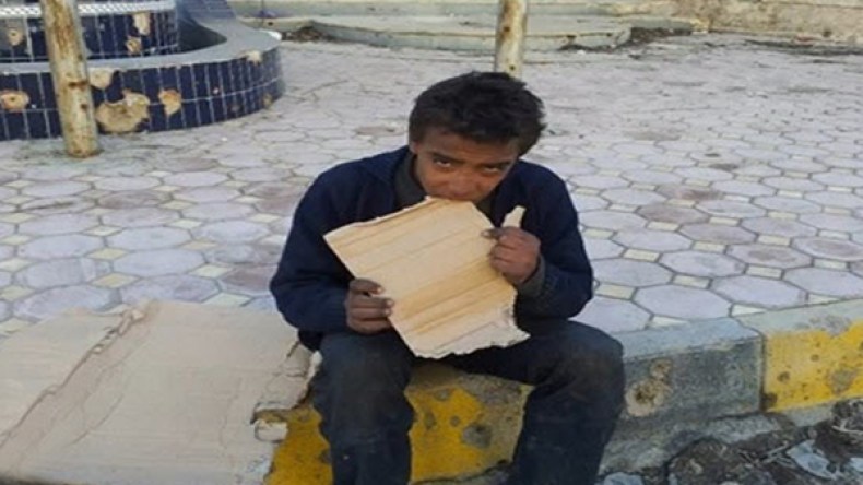 سكان مضايا.. هياكل عظمية تأكل التراب بعد نفاد الأعشاب!