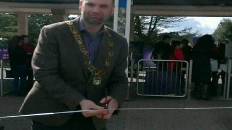 محتال ينتحل شخصية عمدة بلدة بريطانية