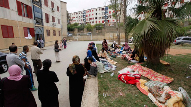 نزع خيم العائلات المطرودة من سكنات السفارة الفرنسية عشية زيارة هولاند