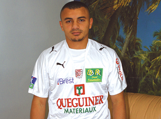 Football: “Rabah SaÃ¢dane unsatisfied with Faradj's performance and plans to bring back midfielder Hemdani”.