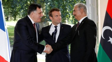 Haftar rencontre Macron et s’engage à signer un cessez-le-feu