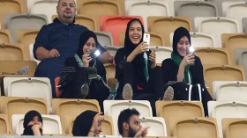 بالفيديو.. مشجعات سعوديات في ملعب لكرة القدم