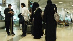 جزائريات مقيمات في السعودية ممنوعات من زيارة الجزائر لغياب “المحرم”