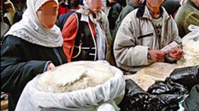 نساء يزاحمن الشبان على تجارة الأرصفة لسد حاجيات رمضان