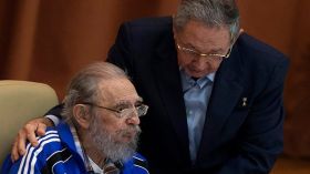 فيدل كاسترو يخرج من عزلته ليتحدث عن الموت