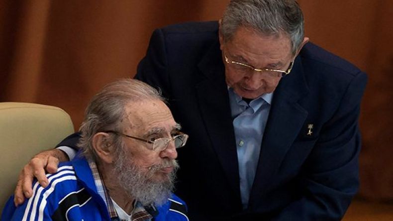 فيدل كاسترو يخرج من عزلته ليتحدث عن الموت