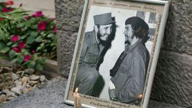 رماد كاسترو يزور ضريح تشي غيفارا