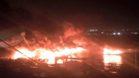 حريق مهول يلتهم 30 زورقا في سيدي فرج!