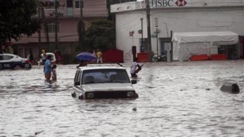 الفيضانات تقتل 21 مكسيكياً وتلغي احتفالات عيد الاستقلال