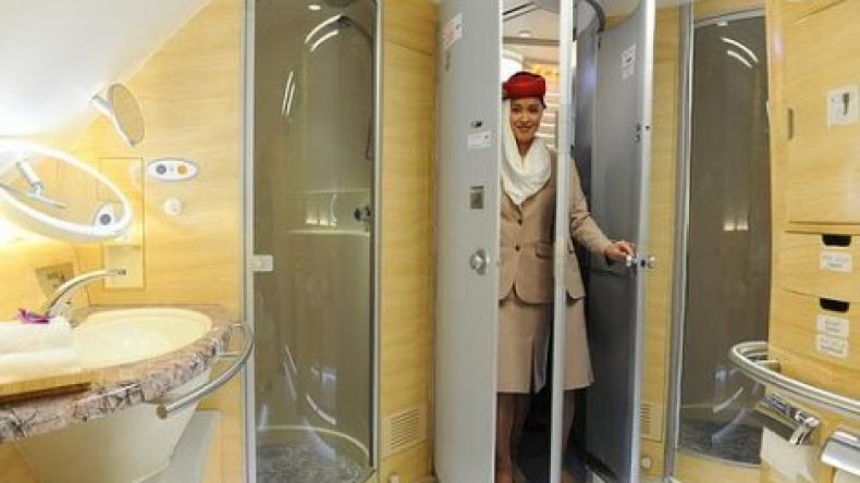 طائرة إماراتية تغيّر مسارها بسبب عطل في المراحيض