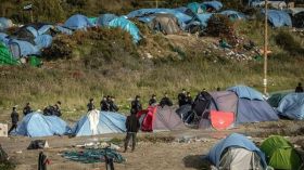 إصابة 16 شرطياً فرنسياً في صدامات مع مهاجرين في كاليه