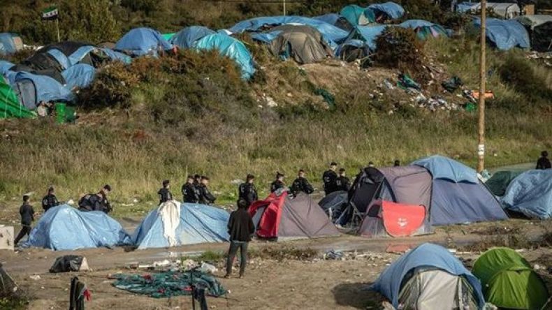 إصابة 16 شرطياً فرنسياً في صدامات مع مهاجرين في كاليه