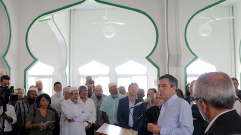 ماذا طلب فيون من مسلمي فرنسا خلال زيارته مسجد سان دوني؟