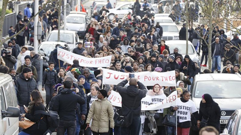 فرنسا: مسيرة تضامنية مع شاب اعتدت عليه الشرطة جنسياً