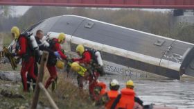 مقتل عشرة أشخاص في انحراف قطار عن سكته شرقي فرنسا