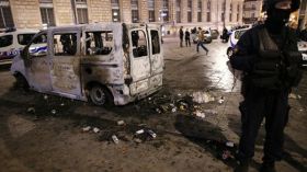 هولاند يهدد بمنع التظاهرات في فرنسا