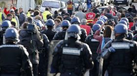 الشرطة الفرنسية تنهي اعتصاماً حول مصفاة نفطية في مرسيليا