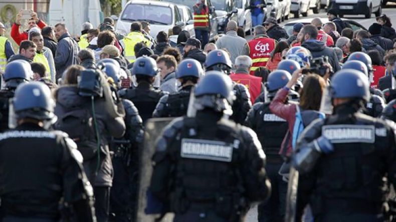 الشرطة الفرنسية تنهي اعتصاماً حول مصفاة نفطية في مرسيليا