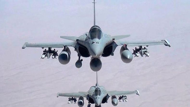 غارات فرنسية وروسية كثيفة على مواقع “داعش” في سوريا