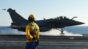 حاملة الطائرات “شارل ديغول” جاهزة لضرب تنظيم “داعش”