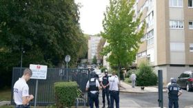 رجل يفتح النار ويصيب شخصين في متجر غربي باريس