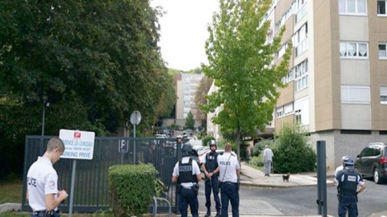 رجل يفتح النار ويصيب شخصين في متجر غربي باريس