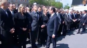 شرطي يرفض مصافحة الرئيس الفرنسي هولاند ورئيس وزراءه فالس