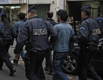 Psychose en France: arrestations d’émigrés, dont des Algériens, suspectés de liens avec le terrorisme
