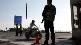 محتجون فرنسيون يطالبون بإنهاء حالة الطوارئ