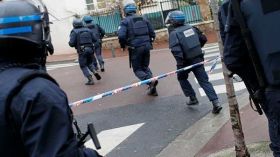 رجل يزعم صلته بتنظيم “داعش” يطعن مدرساً فرنسياً