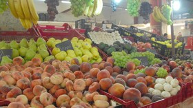 أطباء يحذرون من الفاكهة المستوردة إلى الجزائر