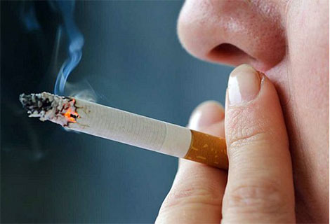 Covid-19: la fumée de cigarette propage-t-elle le virus?