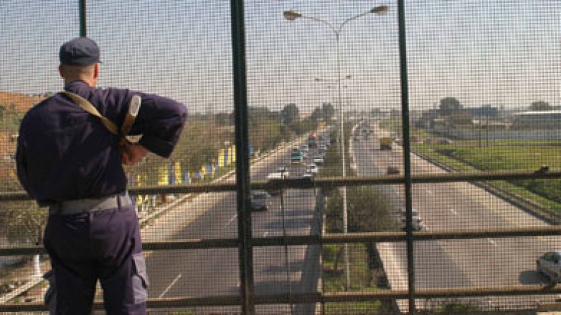 مواطنون يحاصرون مفرزة للحرس البلدي دخلتها عاهرتان متنكرتان