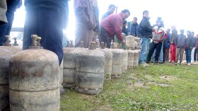 تهافت على “العولة” والشموع لمواجهة العاصفة الثلجية!