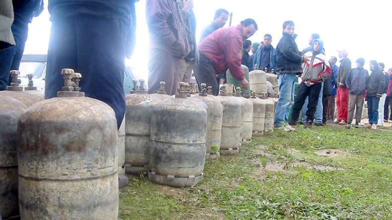 تهافت على “العولة” والشموع لمواجهة العاصفة الثلجية!