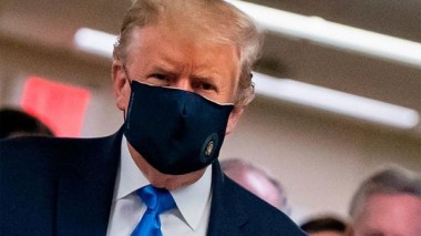Trump retire son masque de retour à la Maison-Blanche
