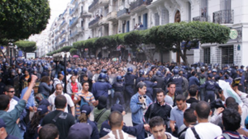 الطلبة يجددون  محاولة السير  اليوم نحو الرئاسة والتنظيمات الطلابية تحذر