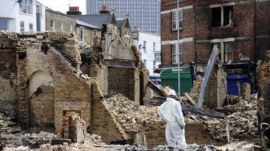 Deux semaines après les émeutes, l'Angleterre en mal de solutions