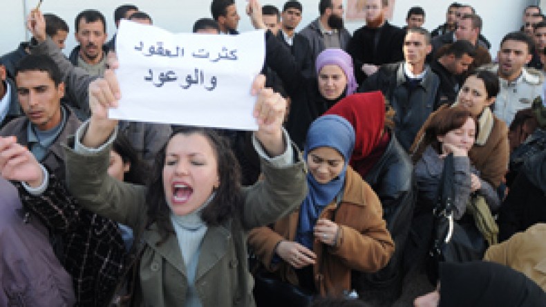 الأساتذة يهددون بمقاطعة الدروس الإضافية في حال خصم رواتبهم