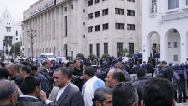 شبه الطبيين يتهمون ولد عباس بتفجير القطاع ورهن حياة ملايين المرضى