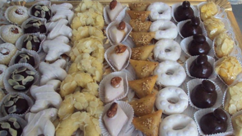 الحلويات التقليدية والمعجنات تسيل لعاب المهاجرين