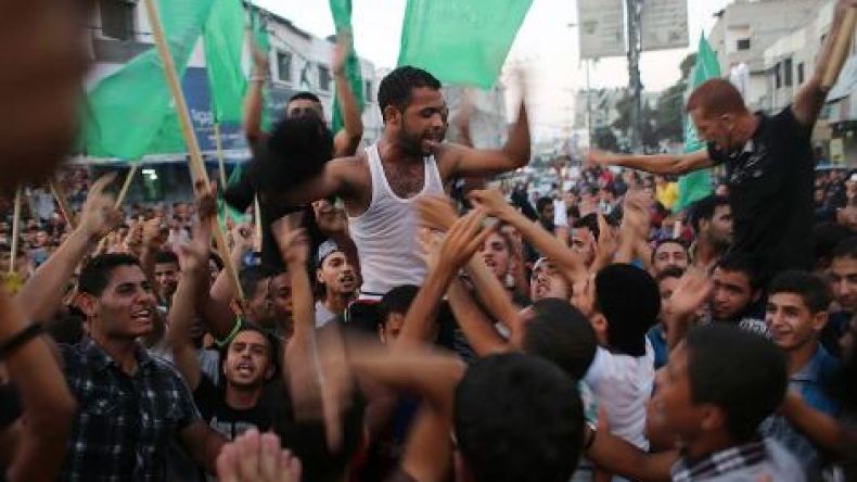 الفلسطينيون يحتفلون بالنصر والإسرائيليون يتجرعون الهزيمة
