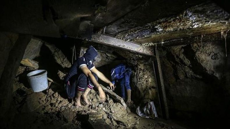 فقدان 21 عاملاً فلسطينياً في انهيار نفقين على حدود غزة