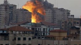 إصابة 20 شخصاً في قصف إسرائيلي لبناية في غزة