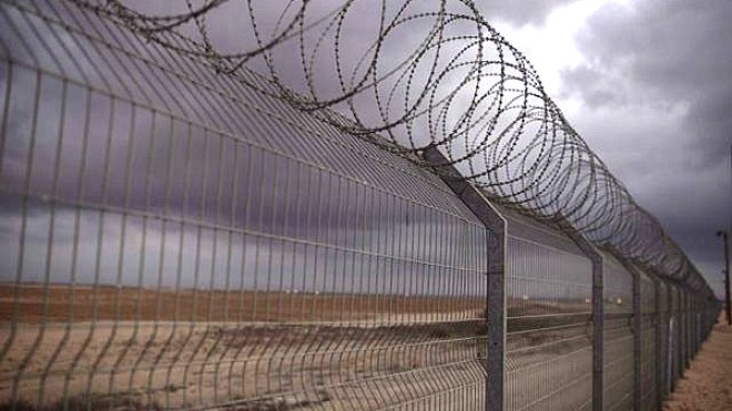 جيش الاحتلال يصيب فلسطينياً ويعتقل آخر على حدود غزة