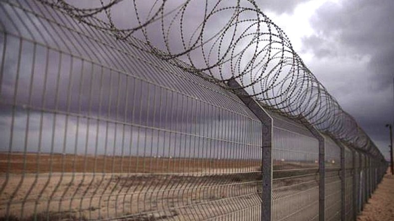 جيش الاحتلال يصيب فلسطينياً ويعتقل آخر على حدود غزة