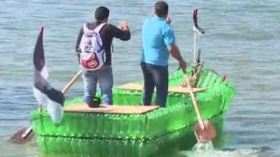 صناعة قارب من قوارير بلاستيكية في غزة